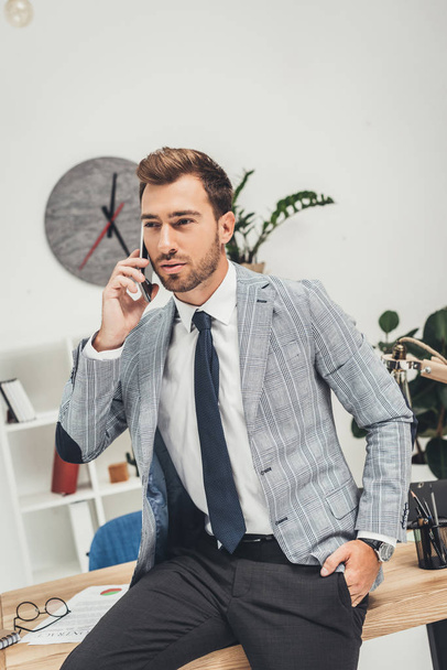 businessman talking by phone - Foto, afbeelding