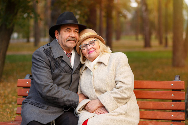 portret szczęśliwej pary seniorów w jesiennym parku - Zdjęcie, obraz