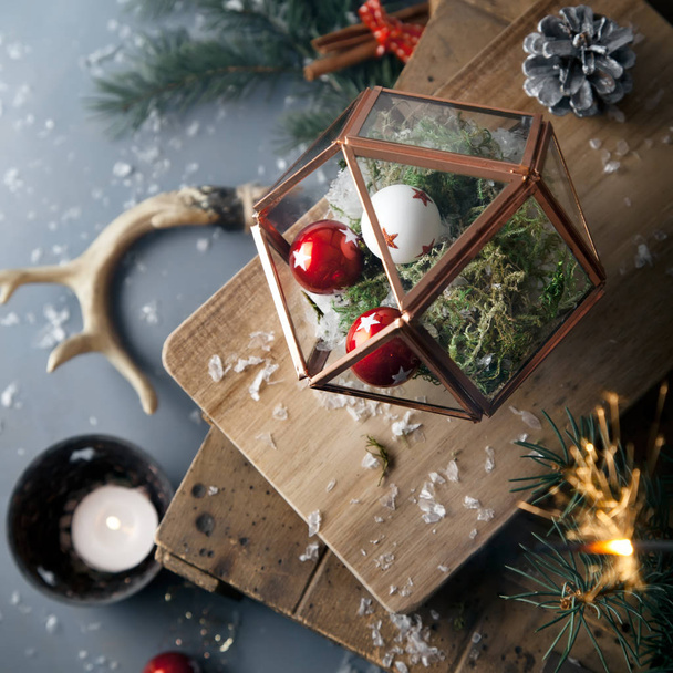 Рождественские украшения: красные и белые безделушки в стеклянном террариуме
 - Фото, изображение
