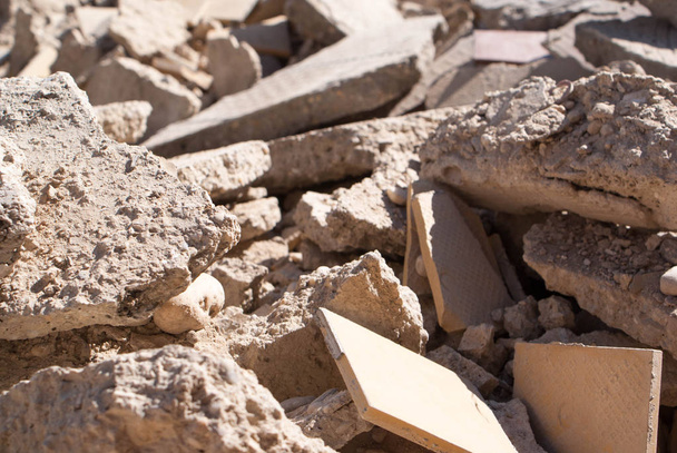 Débris de béton sur le chantier de construction
 - Photo, image