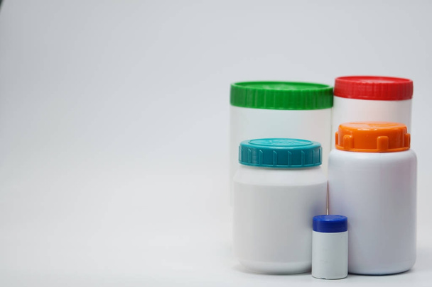 Orvosi műanyag flakon kupakkal másol hely és az üres címke, fehér alapon csak a saját szöveg hozzáadása. - Fotó, kép