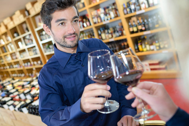 элегантный молодой человек дегустирует вино
 - Фото, изображение