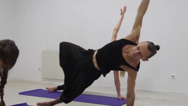 Clase de yoga multi grupo racial ejercitando un estilo de vida saludable en fitness studio yoga asanas
 - Imágenes, Vídeo