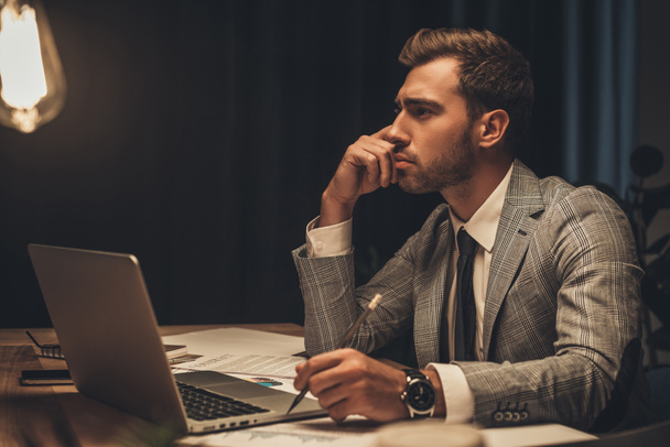 thoughtful businessman sitting at workplace - Foto, Imagen