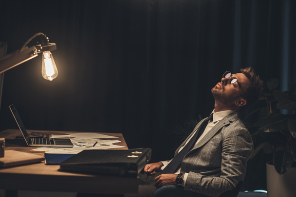 sleeping businessman in office - Foto, immagini