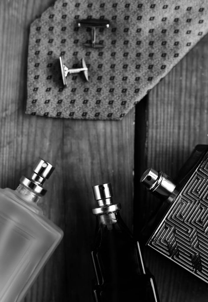 erkekler moda aksesuarları. Kravatla parfüm ve kelepçele - Fotoğraf, Görsel