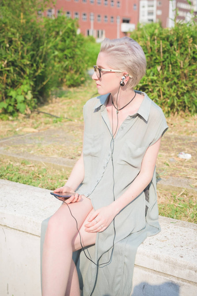 Młoda blond włosy kaukaski włoski projektant słuchania muzyki za pomocą słuchawek - muzyka, technologia, relaksujący koncepcja - Zdjęcie, obraz