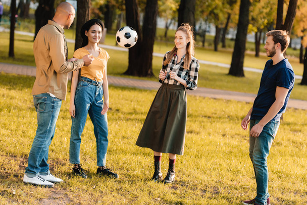 amigos multiculturales con pelota de fútbol
 - Foto, imagen