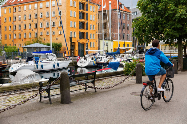 Ciclista en carril bici Copenhague
 - Foto, imagen