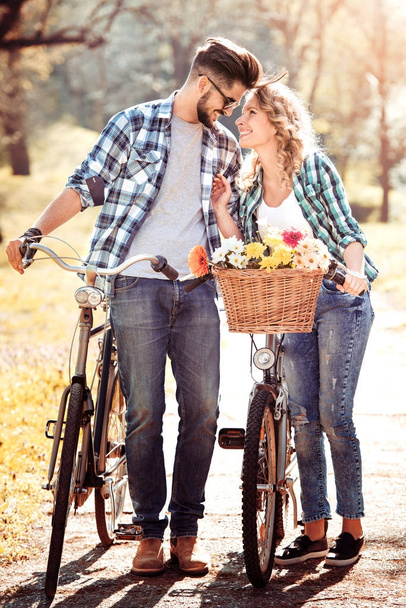 自転車で公園のカップル - 写真・画像