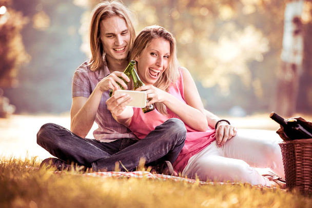 Couple taking selfie on picnic - Foto, afbeelding