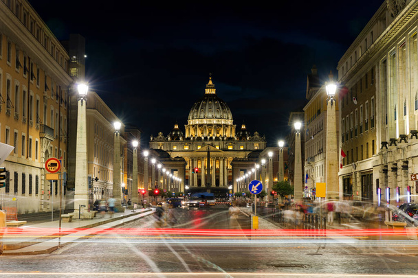 Basílica de San Pedro de noche en Roma
 - Foto, imagen