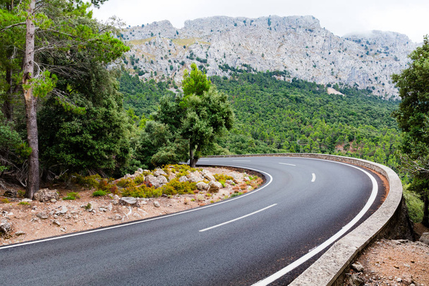 Route de montagne qui monte Puig Major à Majorque
 - Photo, image