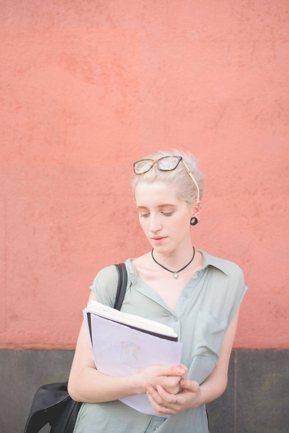 joven mujer al aire libre sosteniendo libros mirando hacia un lado - estudiante, personas creativas, concepto no estereotipado
  - Foto, Imagen