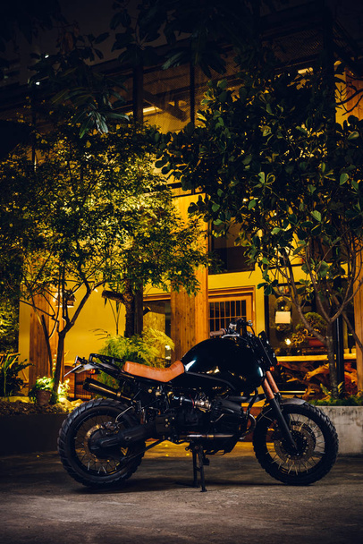 Série da motocicleta: Estacionamento da motocicleta do piloto do café vintage no beco
 - Foto, Imagem