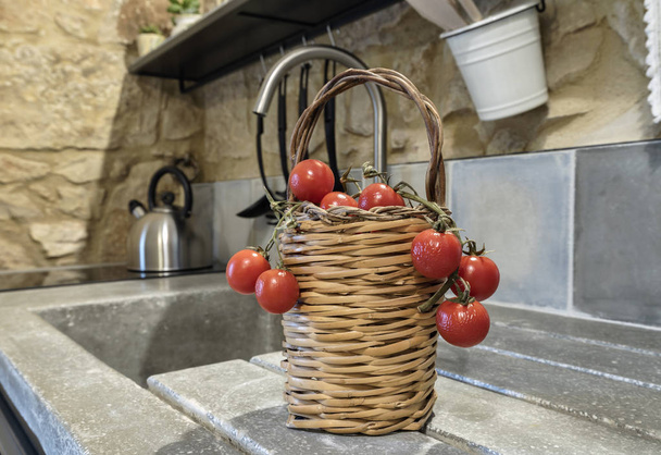 Италия, Сицилия, свежие помидоры и бойлер на кухне
 - Фото, изображение