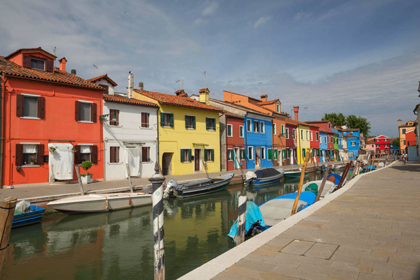 Bunte Gebäude säumen Cannal, Insel Burano, Venedig Italien - Foto, Bild