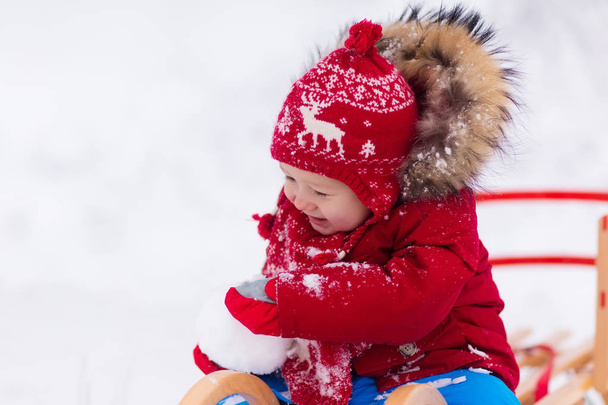 Kids play in snow. Winter sleigh ride for children - Foto, Imagem