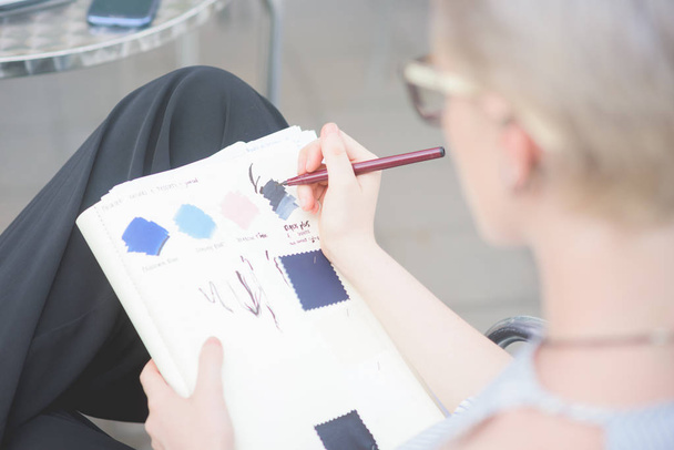 Nahaufnahme einer Frau beim Aufschreiben von Skizzen - kreative Menschen, Illustrator, Inspirationskonzept  - Foto, Bild