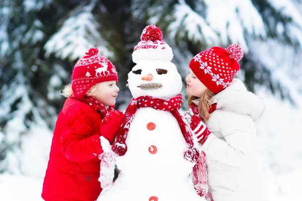 Kids building snowman. Children in snow. Winter fun. - Foto, Imagen