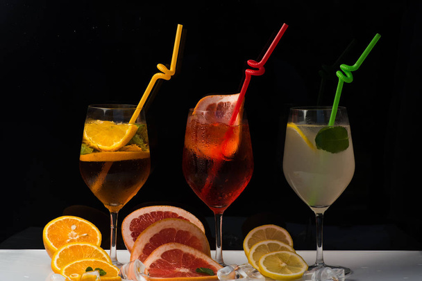 Fruit slice and cocktail glass at bar. - Foto, Imagen