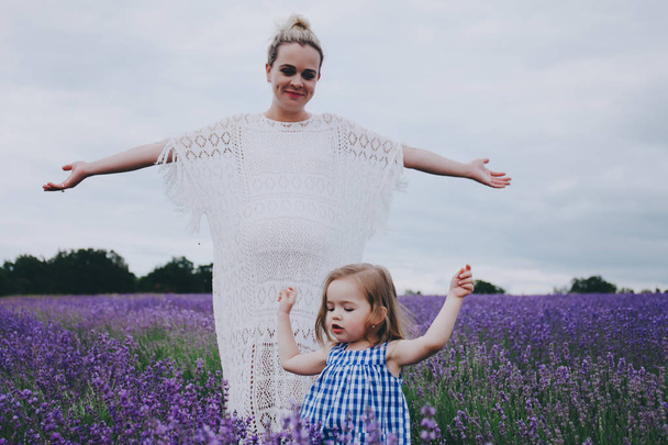 Mom with daughter in lavender. - Fotoğraf, Görsel