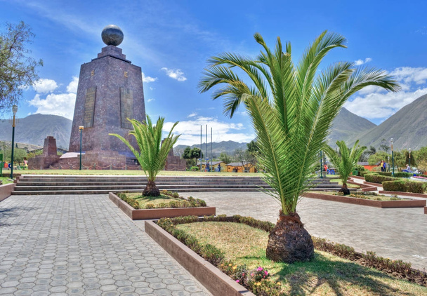 Monumento al Medio Mundo y palmeras
 - Foto, imagen