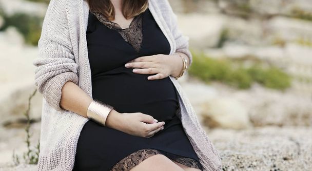 Mulher grávida na moda em vestido preto ao ar livre
 - Foto, Imagem