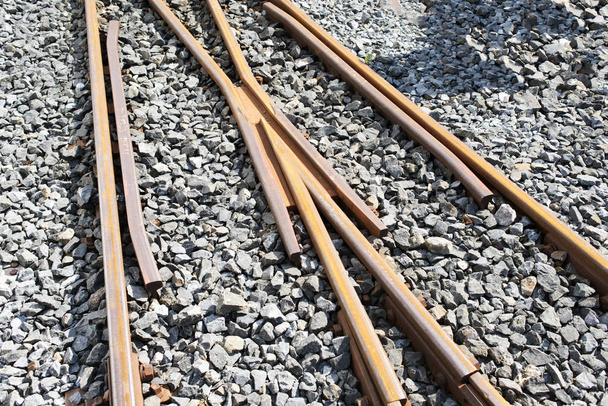 Ferrocarriles oxidados en la piedra
 - Foto, Imagen
