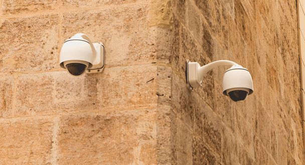 CCTV camera van het toezicht op een stenen muur - Foto, afbeelding
