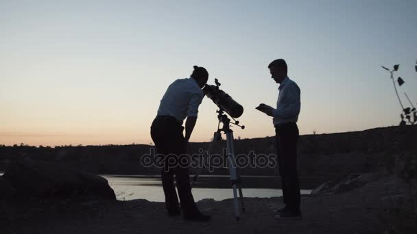 Uomini che esplorano lo spazio con il telescopio
 - Filmati, video