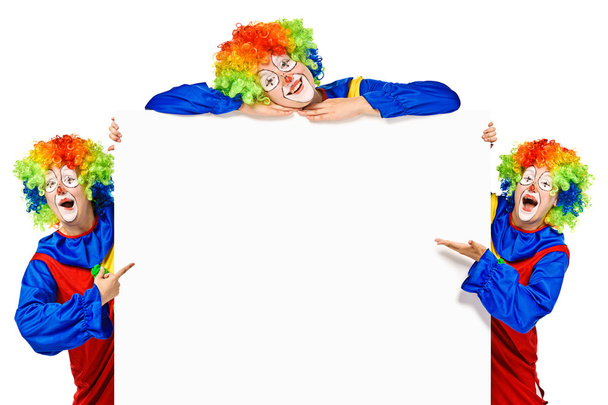 Набор из трех смешных клоуна, стоящих на белом фоне
 - Фото, изображение