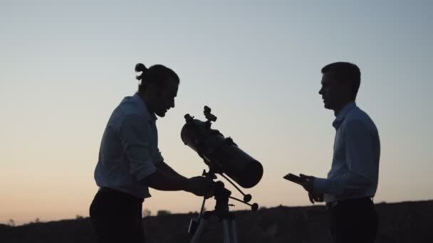 Ludzie za pomocą teleskopu w świt - Materiał filmowy, wideo
