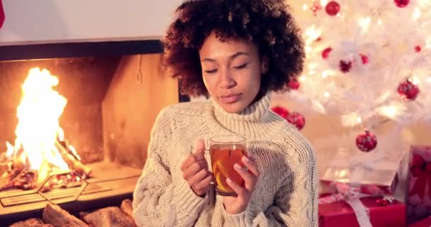 Młoda kobieta picia herbaty pikantne cytryny - Materiał filmowy, wideo