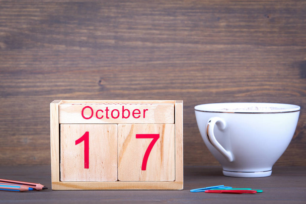 17. lokakuuta lähikuva puinen kalenteri. Aikasuunnittelu ja yrityksen tausta
 - Valokuva, kuva