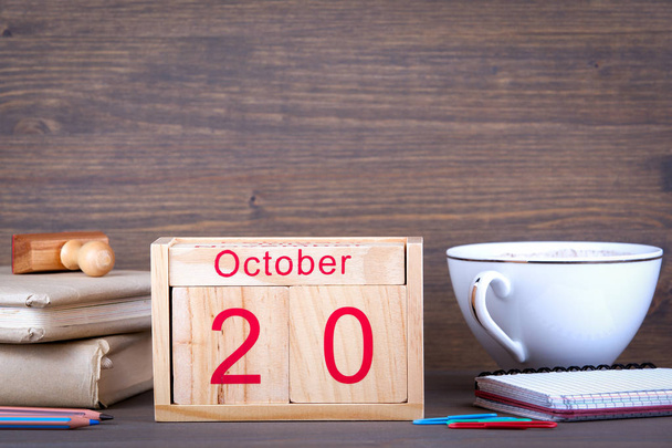 20 октября. Крупный план деревянного календаря. Планирование времени и бизнес-фон
 - Фото, изображение
