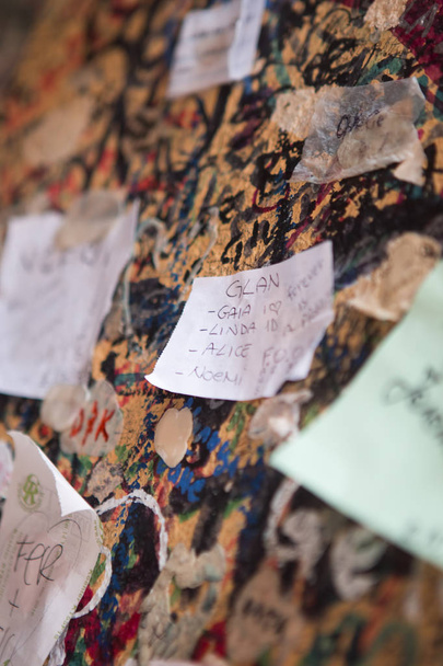 De muur met berichten van liefhebbers in Juliet house, Verona, Italië. - Foto, afbeelding