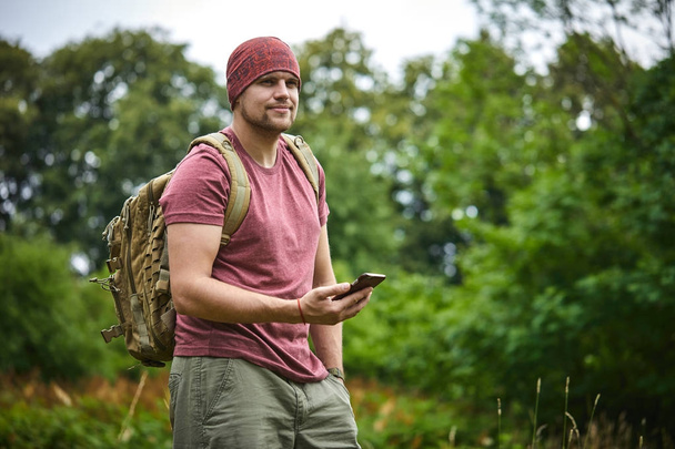 férfi smartphone réten - Fotó, kép