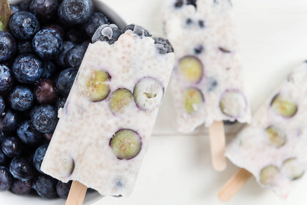Zelfgemaakte Detox Berry ijslolly, gezonde Snack Concept - Foto, afbeelding