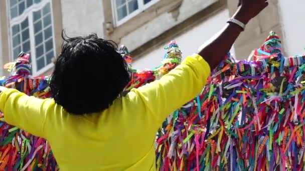 Braziliaanse vrouw Klaagmuur, Bonfim kerk, Salvador, Bahia, Brazilië - Video