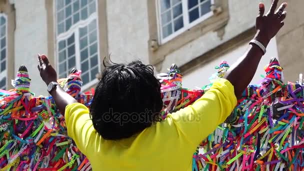 Mujer brasileña rezando en la iglesia Bonfim, Salvador, Bahía, Brasil
 - Metraje, vídeo
