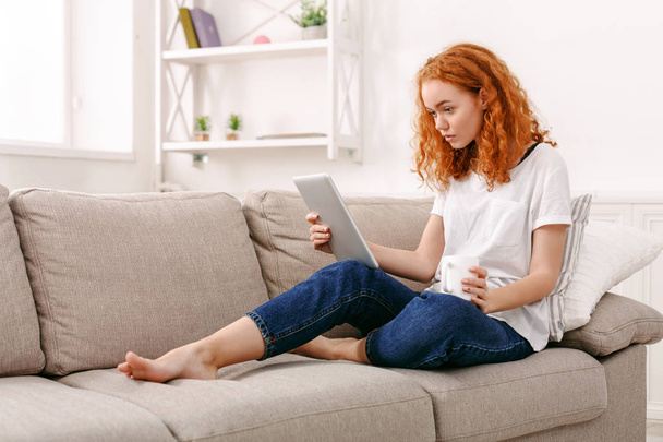 Young girl with a tablet at home - Foto, imagen