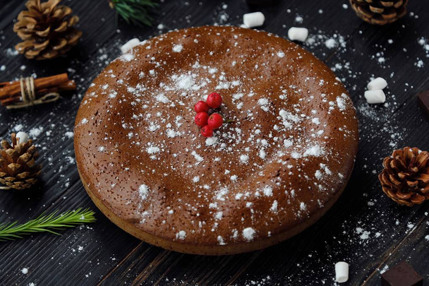 Pyszne czekoladowe ciasto świąteczne i owoce na stole  - Zdjęcie, obraz