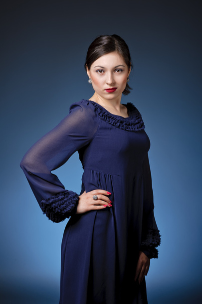 mooie vrouw in blauwe jurk - Foto, afbeelding