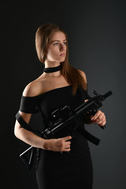 Beautiful woman with gun - Zdjęcie, obraz