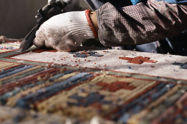 manufacture of oriental carpet - Фото, изображение