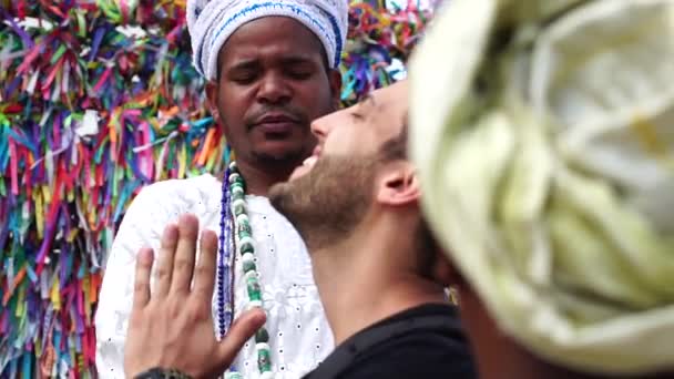 Candomble skupina požehnání turista v Salvadoru, Bahia, Brazílie - Záběry, video