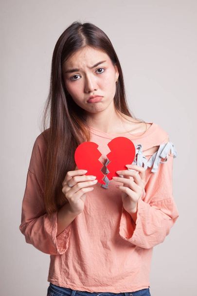 Beautiful young Asian woman with broken heart. - Foto, Imagem