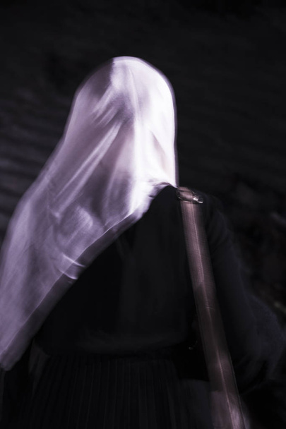 Ходьба мусульманську жінку - Фото, зображення