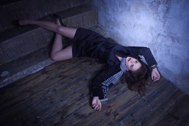 Miejsce zbrodni z kobietą uduszony retro stylu mody w darkp - Zdjęcie, obraz